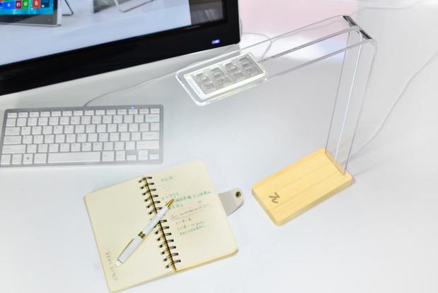 簡(jiǎn)潔木LED臺(tái)燈