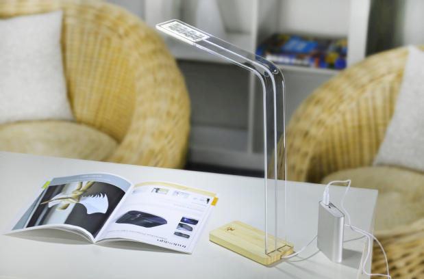 簡(jiǎn)潔木LED臺(tái)燈