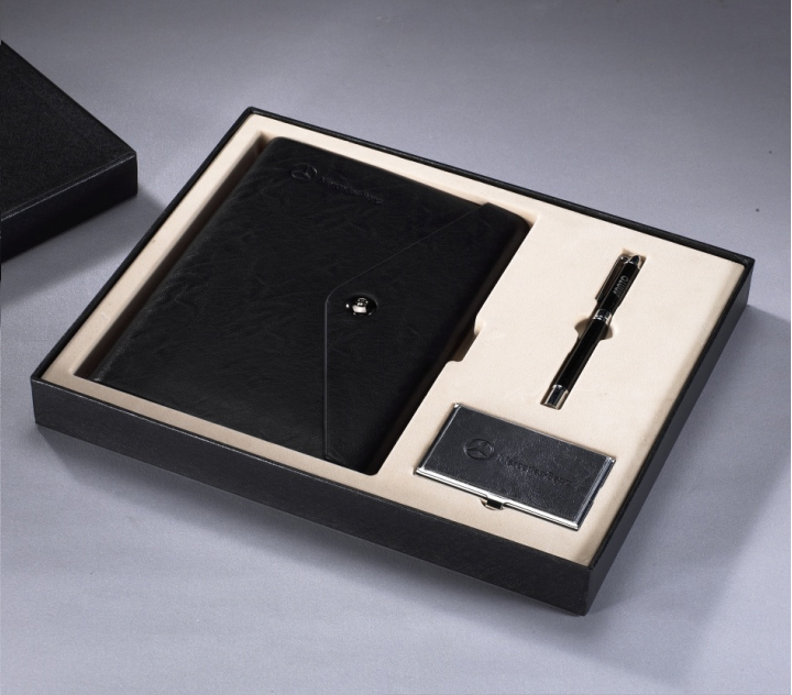 仿超纖牛皮紋活頁(yè)筆記本、金屬簽字筆、金屬貼皮名片盒