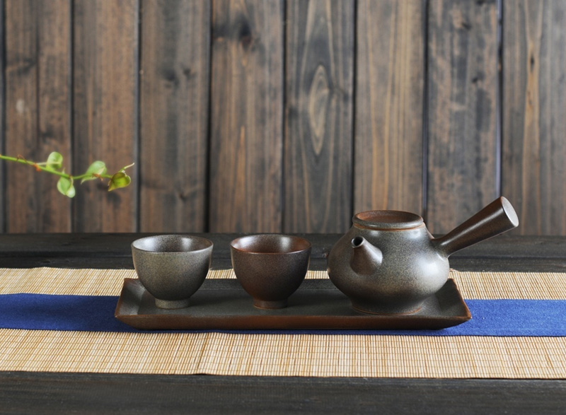 青石釉聚寶側(cè)把壺