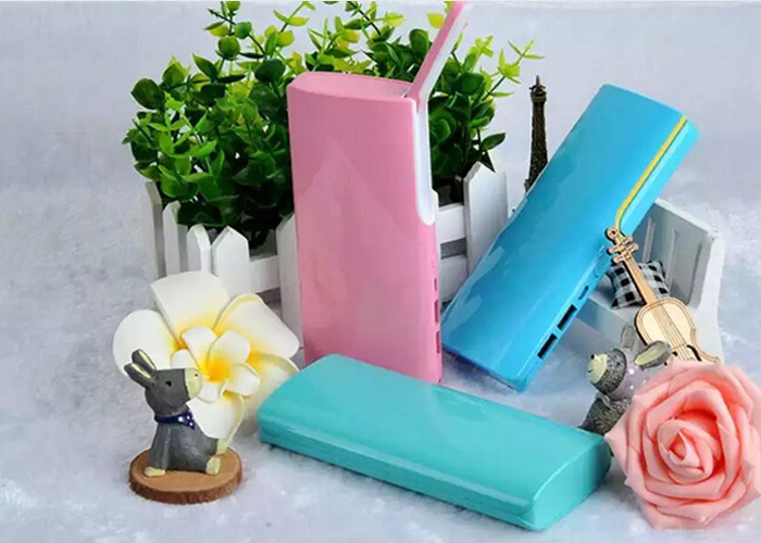 新款臺(tái)燈四節(jié)大容量移動(dòng)電源