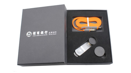 招商銀行北京分行定制款數(shù)據(jù)線、手機(jī)鏡頭