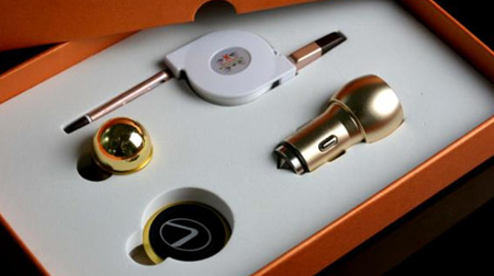 數(shù)據(jù)線、車(chē)載手機(jī)支架、車(chē)充精美車(chē)載三件套